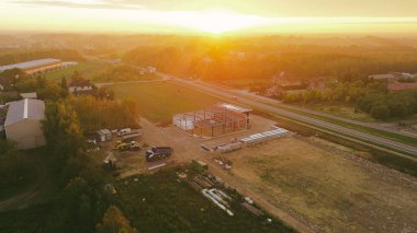 Gün doğumunda bina iskeletinin hava görüntüsü