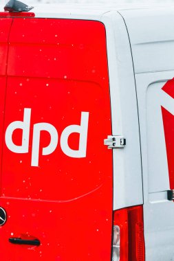 Paket taşımacılığı için ticari kurye minibüsü Avrupa, Polonya 27.01.2025