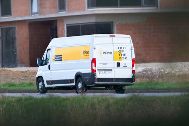 InPost 'tan paket teslimat minibüsü Polonya, Avrupa 22.04.2025 yolunda görüldü