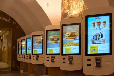 McDonalds 'ın Krakow, Polonya, Avrupa 12.06.2025 restoranında kendi kendine sipariş kioskları