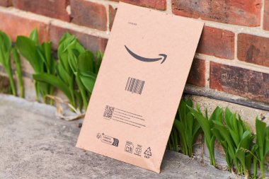 Çimenlerin üzerinde bulunan Amazon paket zarfı 05.05.2025 Polonya Avrupa