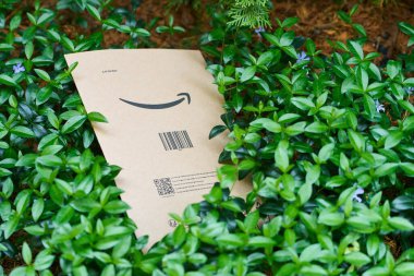 Açık yeşil alanda Amazon posta paketi 05.05.2025 Polonya Avrupa