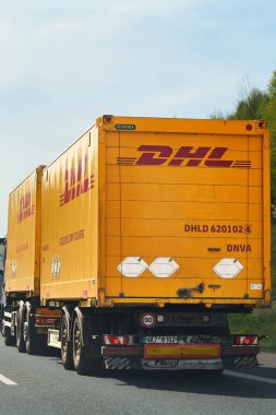 Sarı kargo kamyonu 26.05.2025 Çek, Avrupa yolunda.