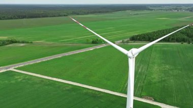 Yazın çimlerin üzerinde elektrik yel değirmeni
