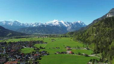 Karlı dağ zeminli sakin kırsal alan