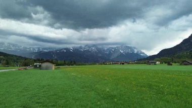 Fırtınalı bulutların altında manzaralı alp manzarası