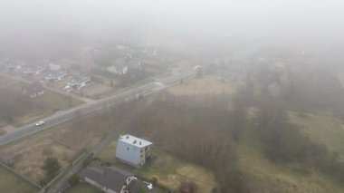 Kırsal yerleşim bölgesinde sisli bir sabah.