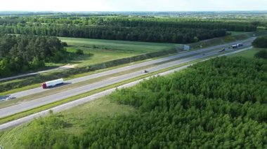 Geniş otoyolda hareket eden nakliye kamyonları