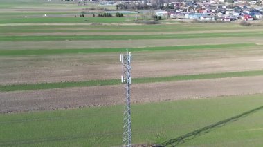 Polonya kırsalında çelik anten direği