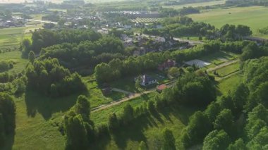 Ormandaki eko evlerin havadan görünüşü