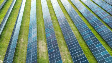 Güneş paneli ızgarası tarafından yakalanan güneş ışığı