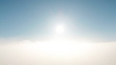 Parlak Güneş Işığı Altında Doğal Bulutlar