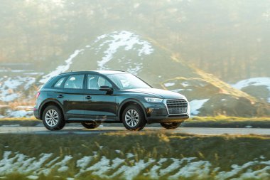 Parlak lüks SUV aracı kırsaldan geçiyor.