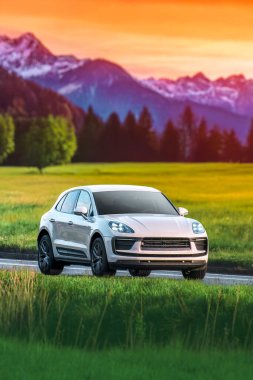 Tüm jipler doğaya doğru gidiyor.