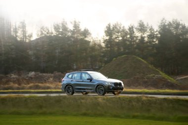 Altın saatinde şehir yolu boyunca SUV yolculuğu