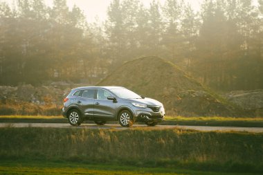 Manzaralı yolda araba sürüyor.