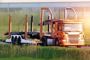 Kırsal yoldaki boş araba taşıyıcısı karavanı