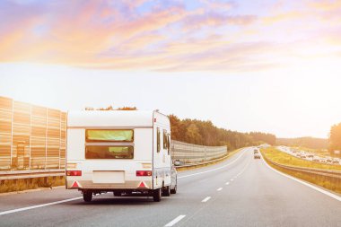 Klasik bir kampçı yolda. Vintage karavan