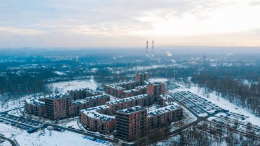 Karlı ormanlarla çevrili modern konut gelişimi