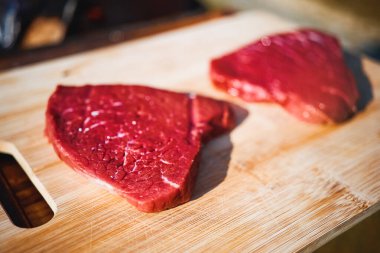 İki ızgarada çiğ biftek.