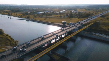 Şehir manzarasında ulaşım köprüsü