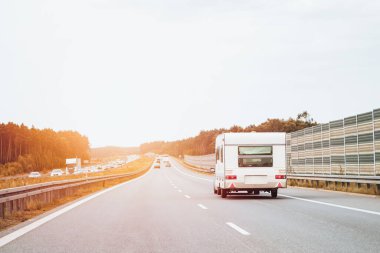 Açık alandan geçen klasik bir karavan..