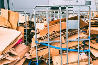 Geri dönüşüm kutularında karton kutular