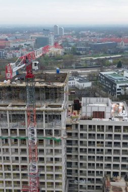 Modern kule inşaatı ile şehir silüeti