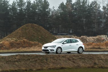 Bütçeye duyarlı sürücüler için işlevsel ekonomi otomobili