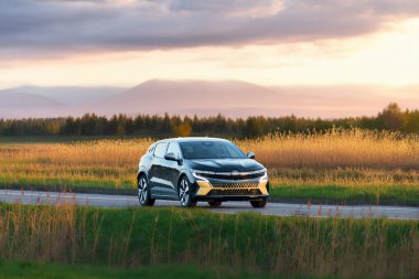 Pürüzsüz kırsal yolda gelecekteki elektrikli SUV