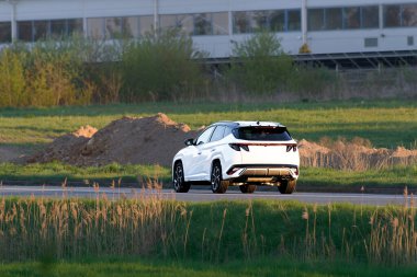 Elektrikli araç otoyolda modern tasarım gösteriyor