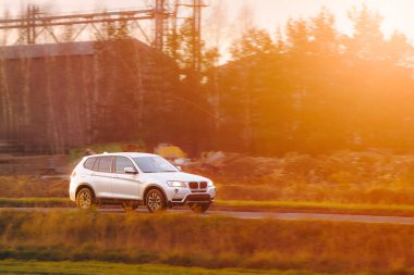 Kırsal yolda küçük bir hatchback sürücüsü