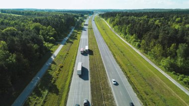 Yeşil ortamda otoyoldaki arabalar