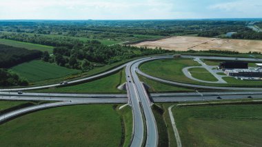 Ağaçlarla çevrili manzaralı otoyol