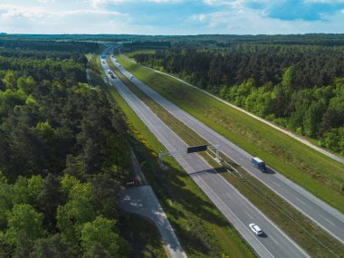 Yeşil ortamda otoyoldaki arabalar