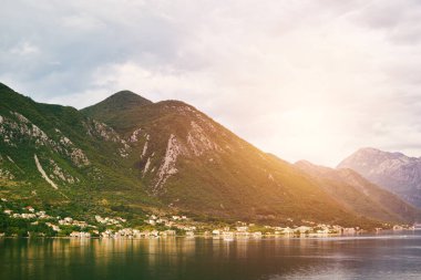 Resimli Kotor Körfezi alacakaranlıkta dağlarla