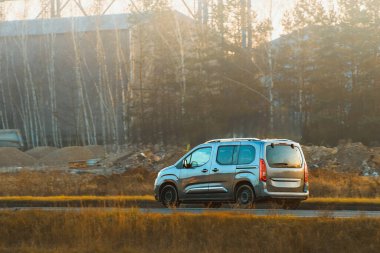 Minibüs kırsal alanda ilerliyor.