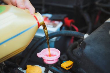 Araba bakım yağı huniyle değişiyor.