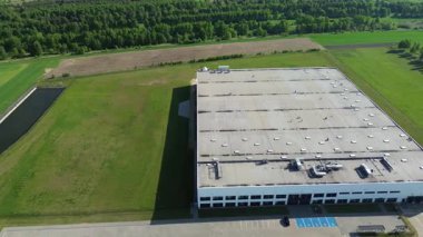 Nakliye kamyonu şeritli sanayi deposu.