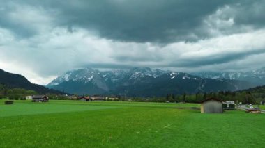 Alp manzaralı büyüleyici bir yerleşim yeri.
