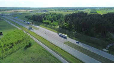 Kırsal orman yolundaki arabaların üst görüntüsü