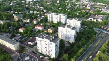 Konut blokları olan modern şehir manzarası