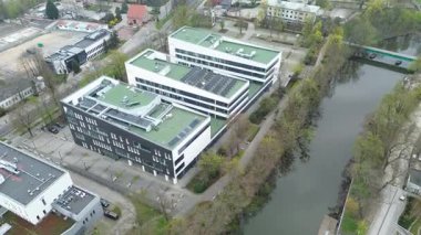 Yeşil banliyöde güneş çatısı olan lüks evler.