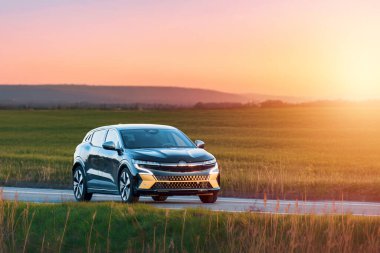 Elektrikli araç otoyolda modern tasarım gösteriyor