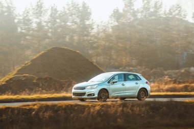 Kırsal kesimde araba hız yapıyor.