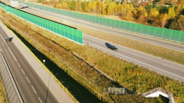 Otoyol ve yeşil bariyerlerin yukarıdan aşağı görüntüsü