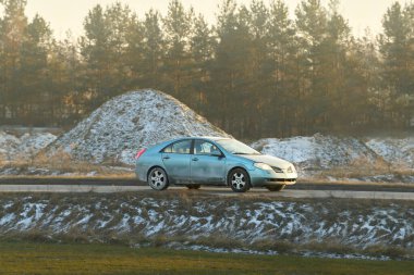 Donmuş yolda aşınmış bir araç.