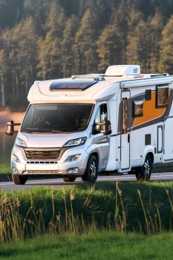 Tatil karavanı tarlalardan ve kulübelerden geçiyor.