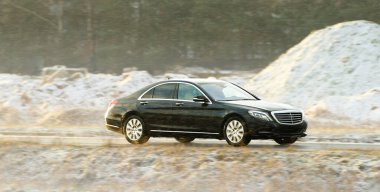 Güçlü modern sedan yüksek hızda yolda