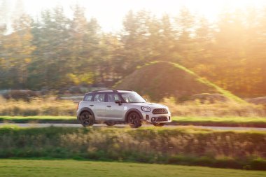 Otomobil kırsalda geziyor